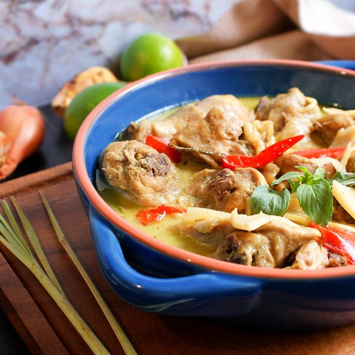 thai green chicken curry and ingredients