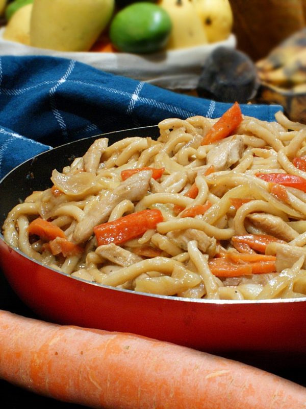 chicken udon with carrots and bell peppers
