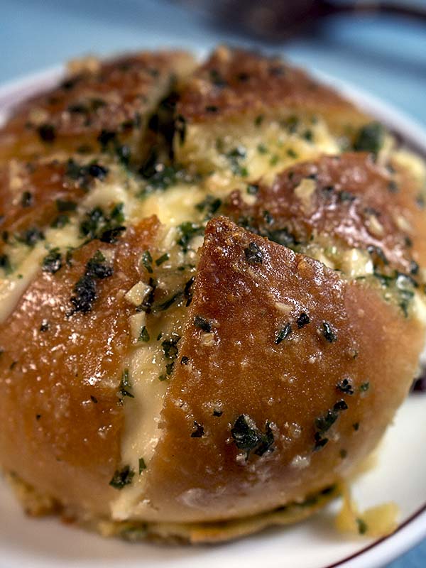 buns with garlic and cream in a plate on top of table